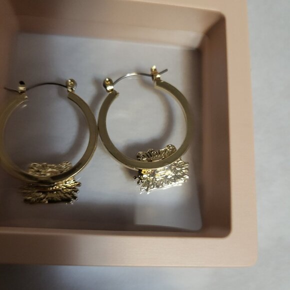 NWT HELLO KITTY FASHION GOLD TONE EARRINGS - Picture 5 of 5